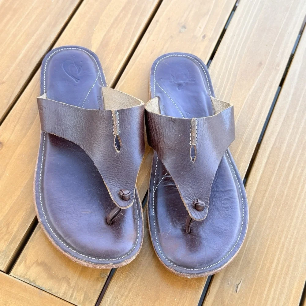 Clarks leather flip-flop styles, such as the Clarks Trace Sand Size 8